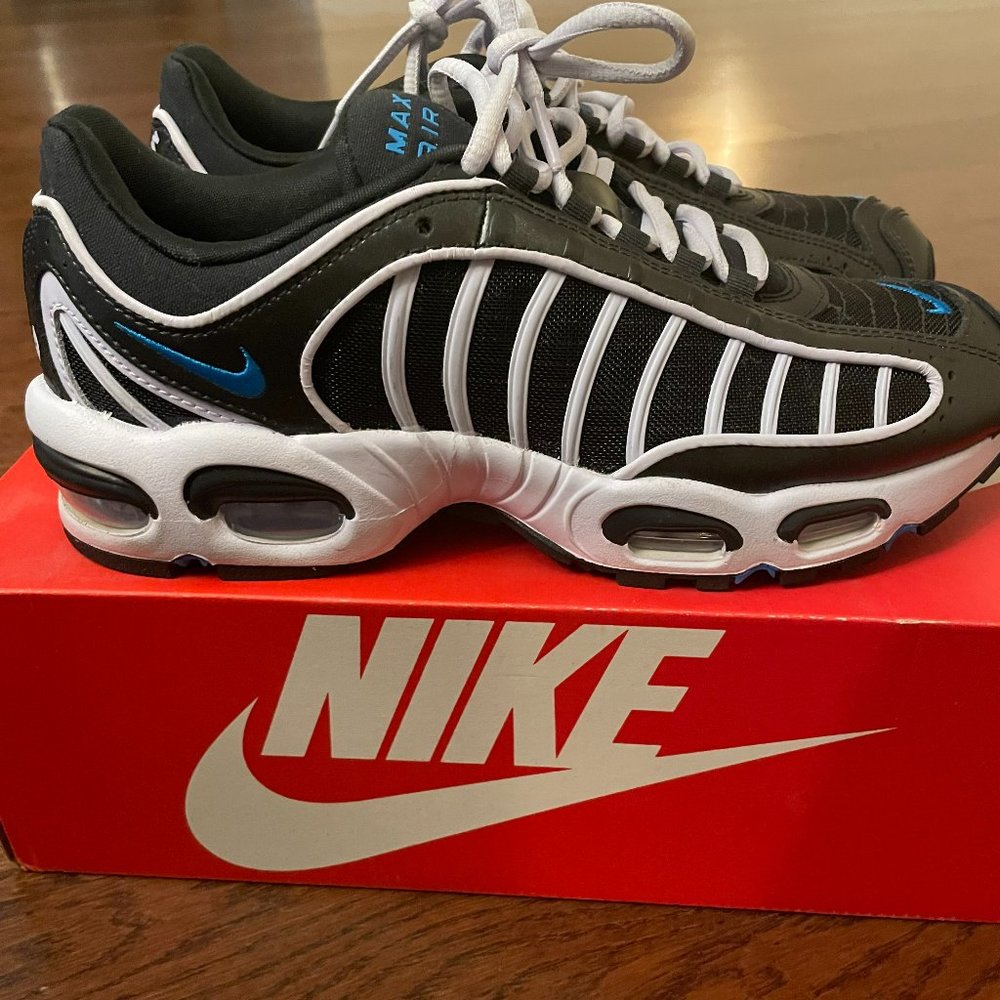 NIKE WOMEN 9 BLUE AND WHITE
